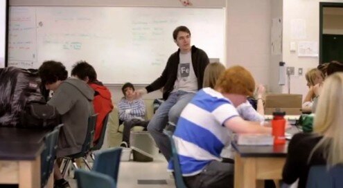 Fuente de imagen: http://www.youtube.com/watch?v=4a7NbUIr_iQ (Captura de pantalla) Clase de Aron Sams en Woodland Park High School, Colorado. Imagen: youtube.com (Captura de pantalla)