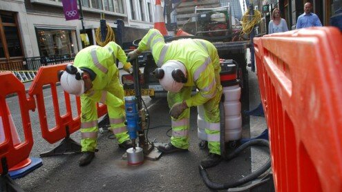 Instalación de los sensores en las calles de Westminster. Imagen: qz.com