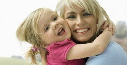 Fuente de la imagen: http://topricin.files.wordpress.com/2011/05/smiling-mom-and-daughter.jpg