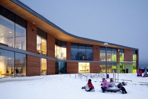 Fachada exterior del Kirkkojärvi School. Imagen: archello.com