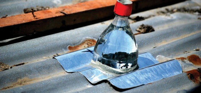 Fuente de la imagen: http://www.creating-chemistry.basf.com/media/57227/liters_of_light.jpg Una botella de plástico puede iluminar cientos de viviendas