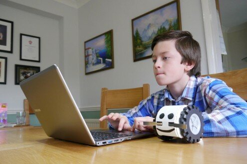 Niño aprendiendo programación web con Robotiky. Imagen: kickstarter.com