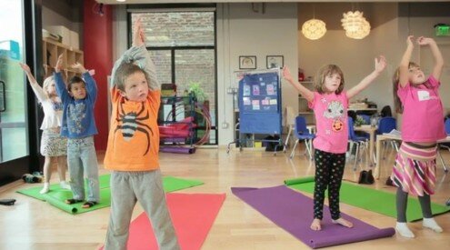 Clase de Yoga en Alt School. Imagen: vimeo.com (Captura de pantalla)