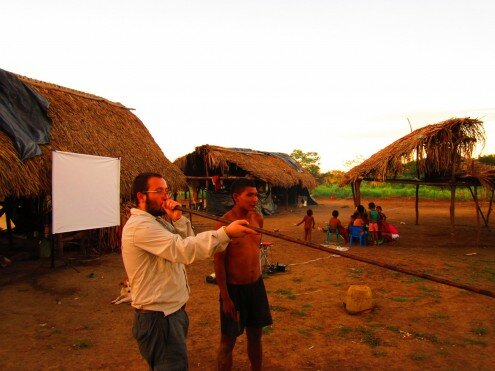 Preparando proyección en el resguardo de Nukak Maku, Guaviare. Imagen: cinetico.co