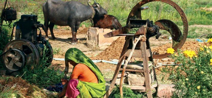 Fuente de la imagen: http://www.shutterstock.com/es/pic-110460587/stock-photo-vrindavan-india-march-the-indian-woman-grinds-wheat-on-march-in-vrindavan-india.html?src=tMD4ty3eMEIXbnTz_t8dWg-1-42 Co-creación y tecnología al servicio de las comunidades rurales