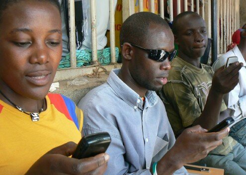 Habitantes de Uganda usan a diario teléfonos celulares. Imagen: kiwanja.net