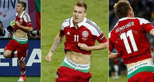 Nicklas Bendtner haciendo 'Ambush Marketing' para la casa de apuestas Paddy Power en la Eurocopa 2012