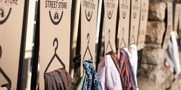 Esta tienda itinerante recoge y dona ropa a los habitantes de la calle